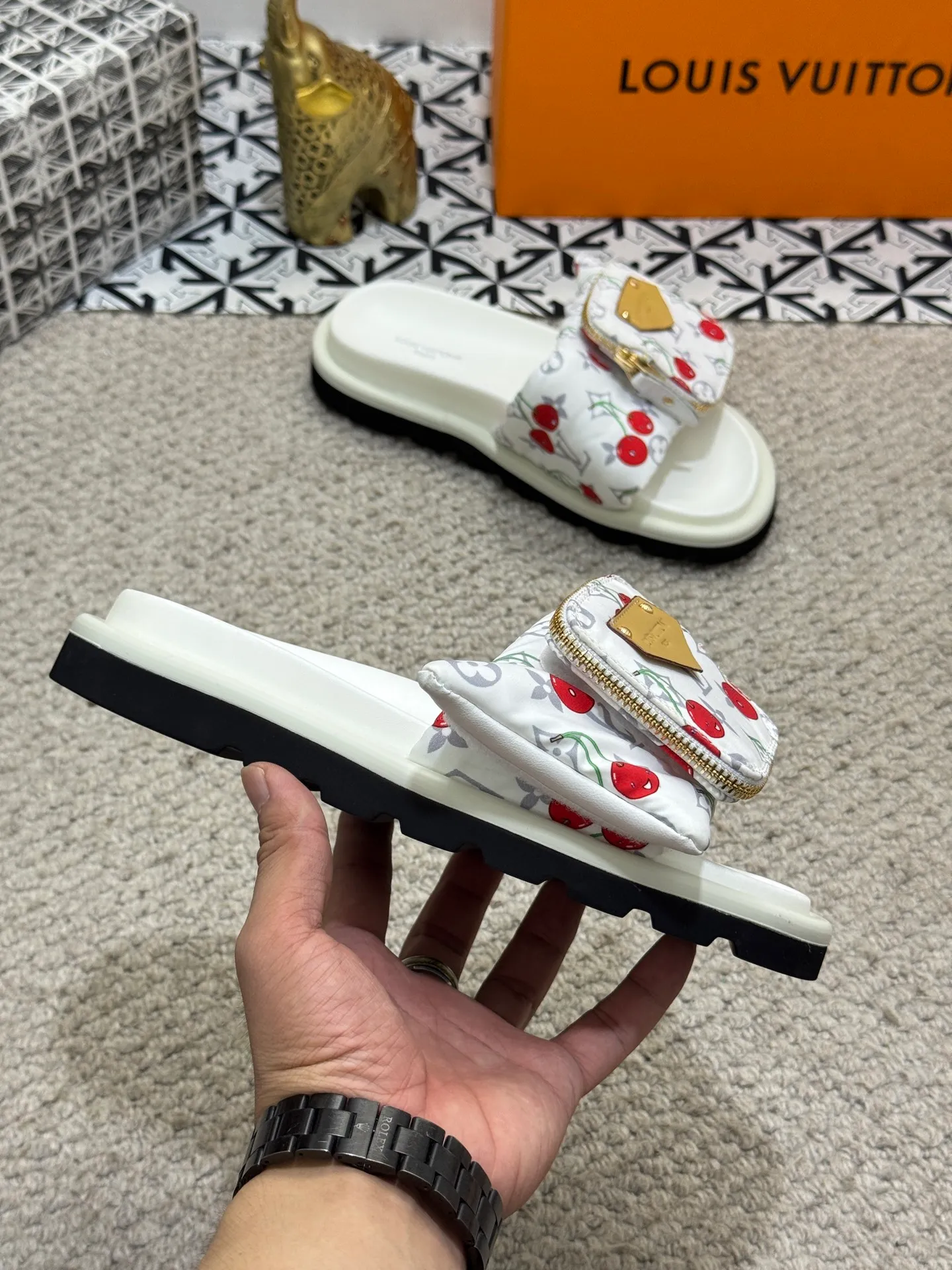 Men's shoes 💰400 [New style] 🦇🦇Top original order [Louis Vuitton] Couple style 👫Spring and summer style🎯🎯As an active family in the fashion industry ⭐ Lv is characterized by bold innovation ⚡Fabric down cloth🔥 Combined outsole, clean and tidy ⚡Fashionable and generous🌹Multiple colors available..Size: 36-44 (45 customized
